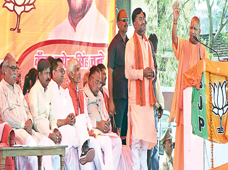 kaangres ka haath deshadroh ke saath: yogee