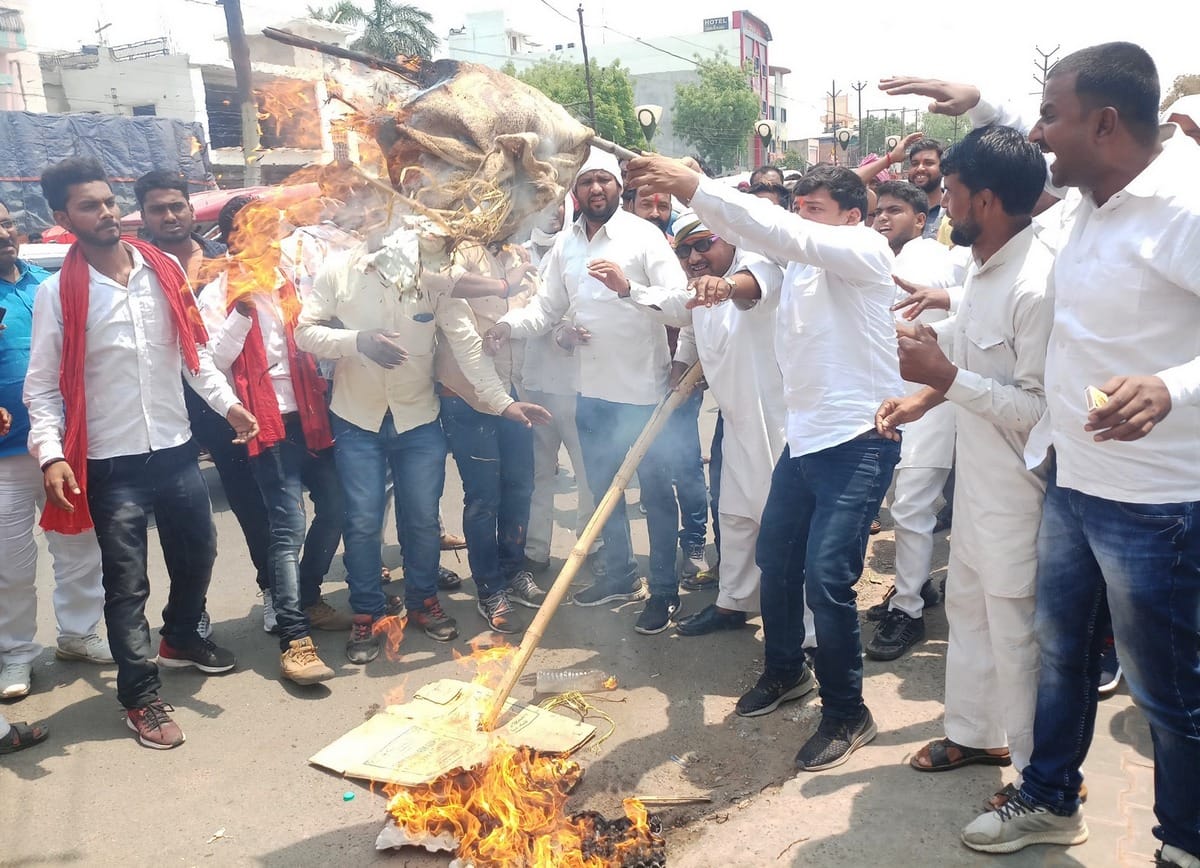 Lok sabha election 2019 SP supporter protest against sanjay singh chauhan in chandauli