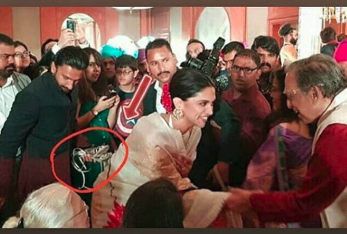 ranveer singh carry the footwear of his wife deepika padukone photo viral