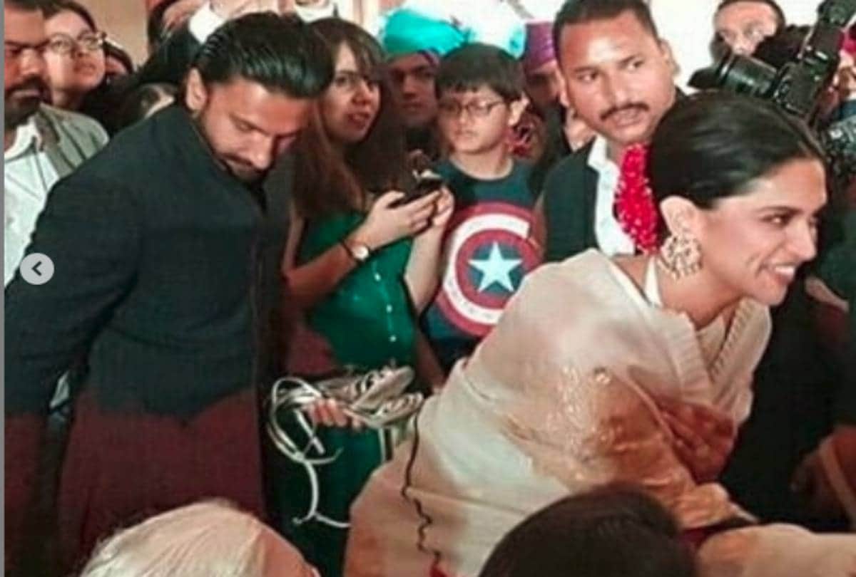 ranveer singh carry the footwear of his wife deepika padukone photo viral