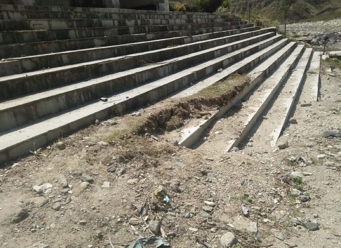 Dirt Amber in Rathia-Ladhiya river bath