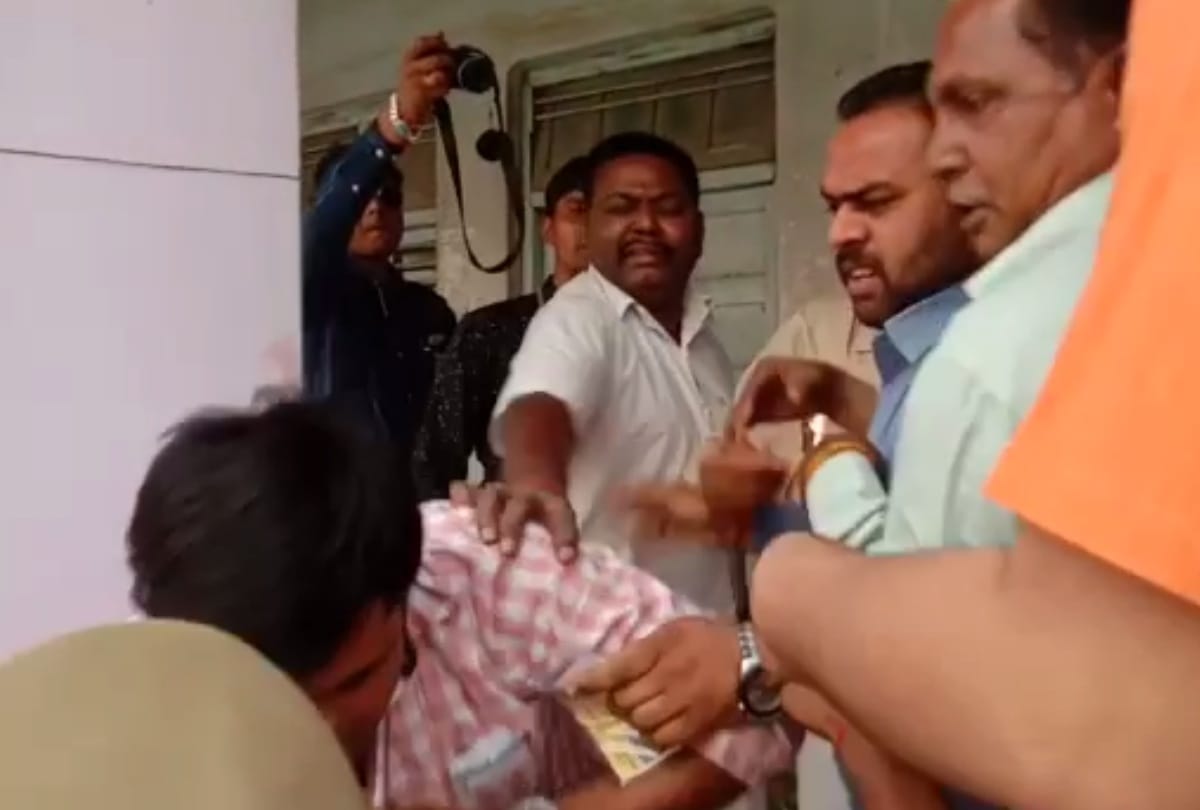 Lok sabha election 2019: BJP workers beat an Election Official at booth number 231 in moradabad