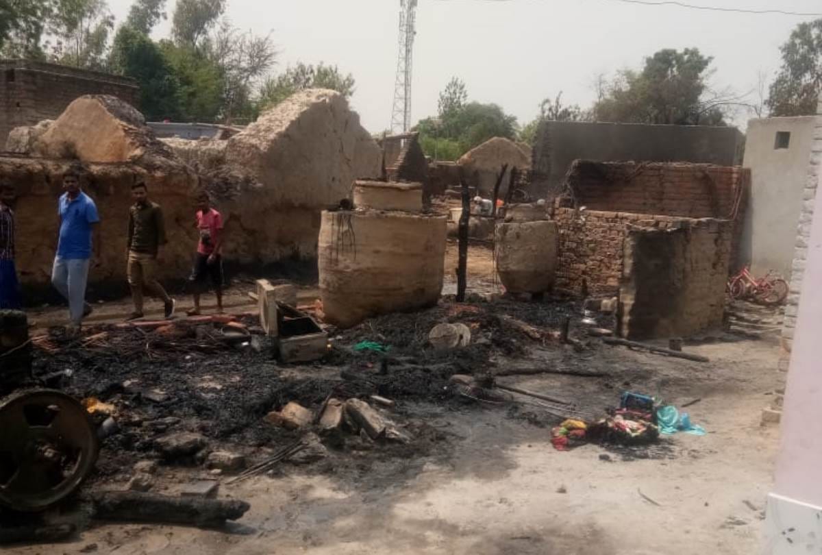 gonda : 22 house burnt in fire due to spark in pile of husk, fire brigade didn't reach