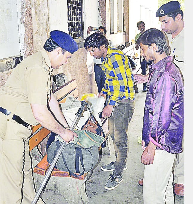 railway station par chalaaya chequing abiyaan