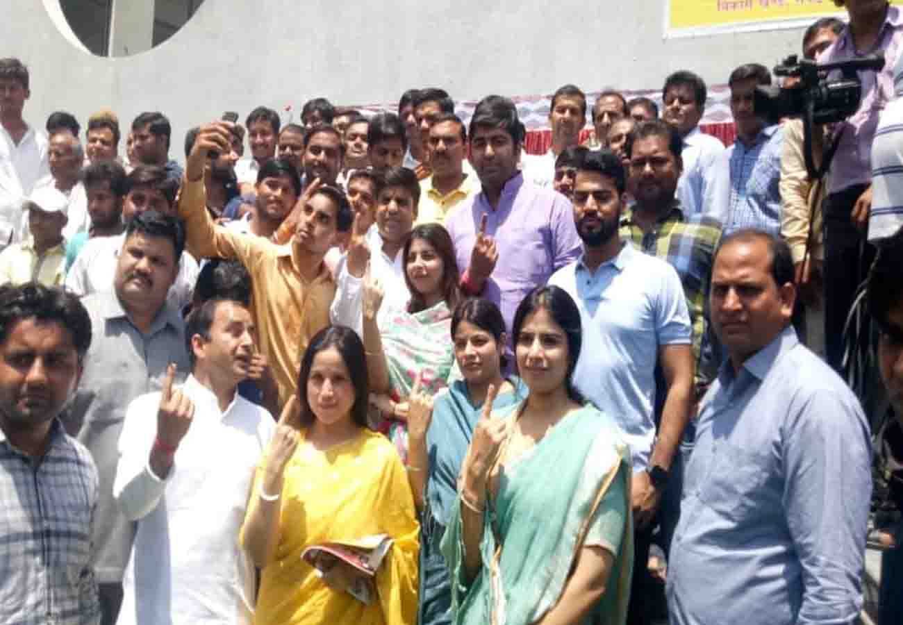 family members of mulayam singh yadav cast their vote, lok sabha election 2019