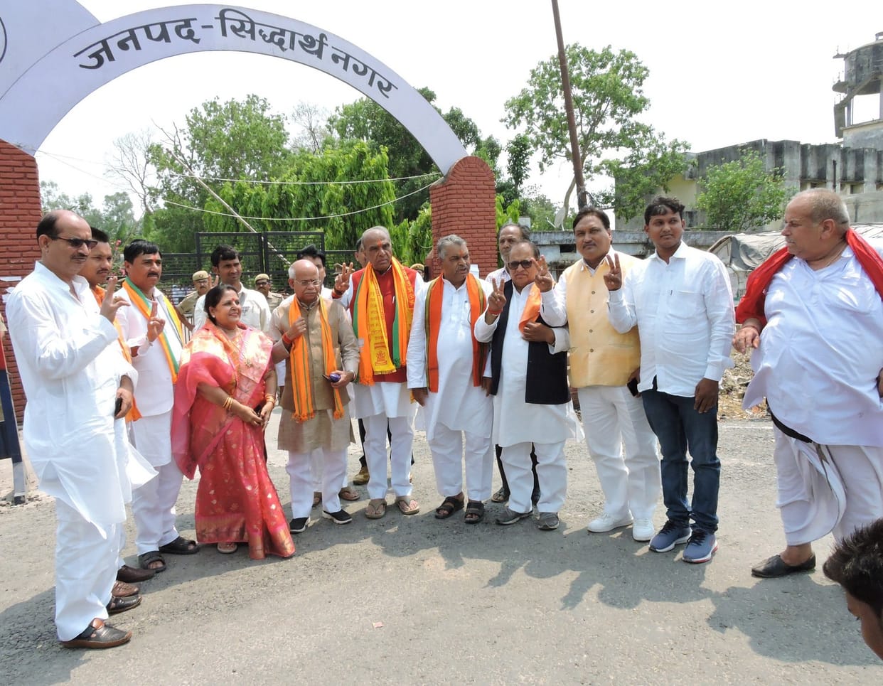भाजपा से जगंदबिका पाल और कांग्रेस से डॉ. चंद्रेश ने किया पर्चा दाखिल