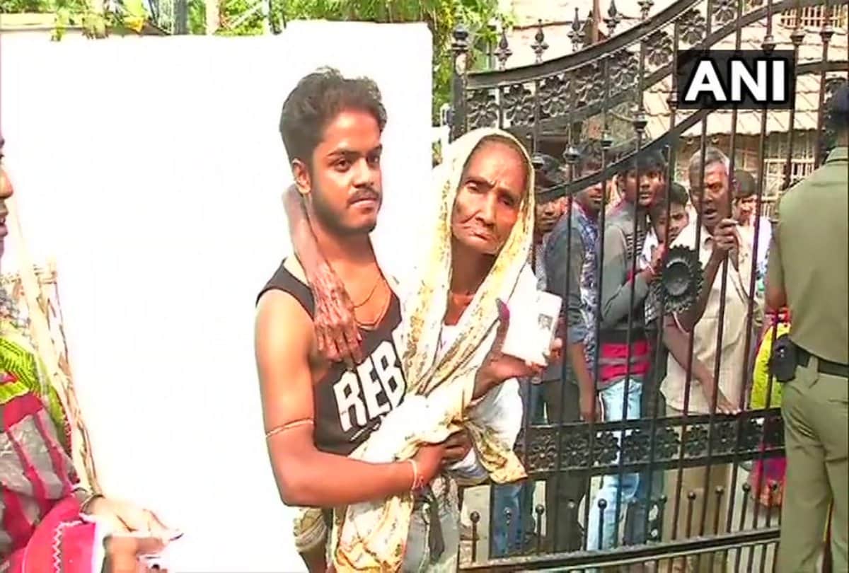 Lok Sabha Chunav 2019: People on polling booth shows different colours of Democracy across country