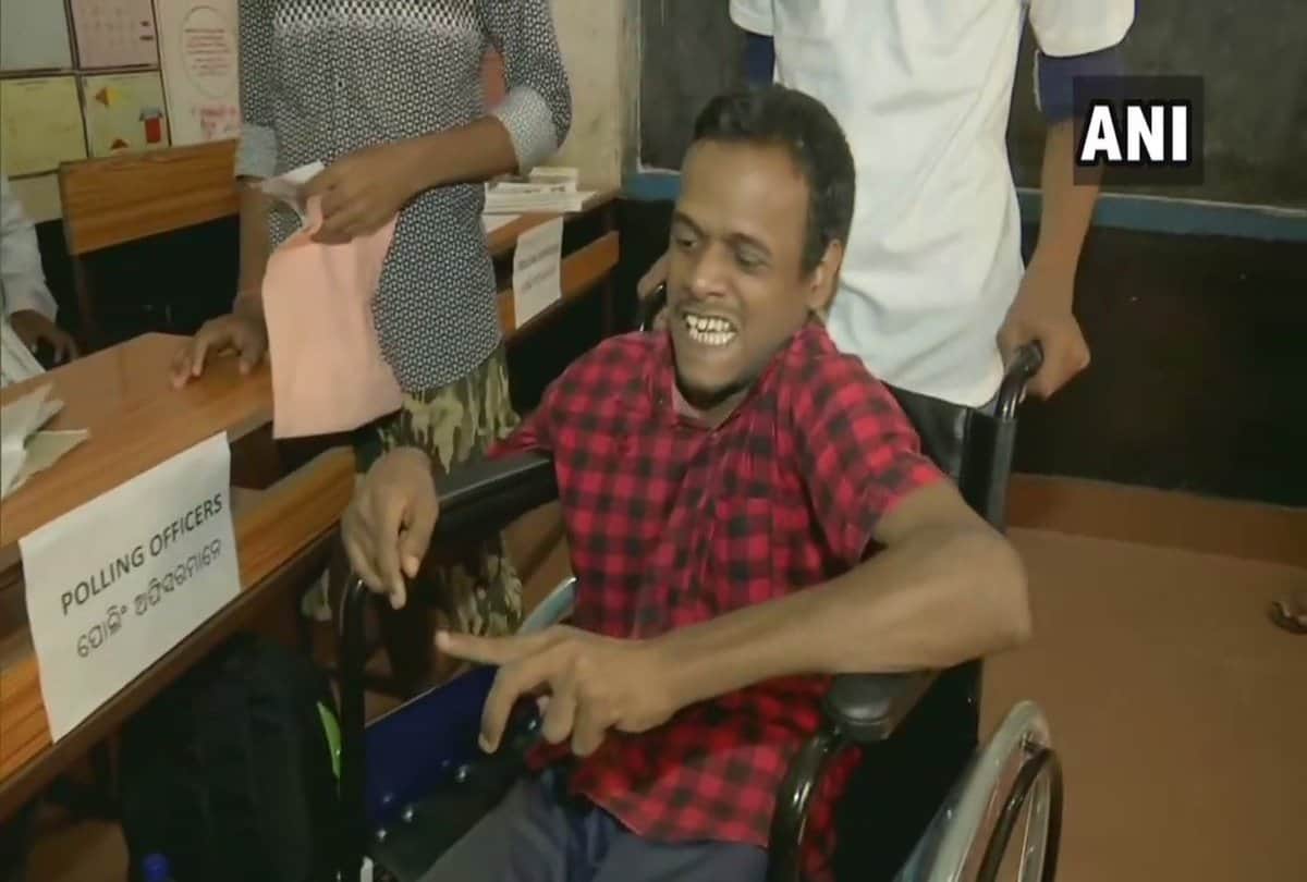Lok Sabha Chunav 2019: People on polling booth shows different colours of Democracy across country