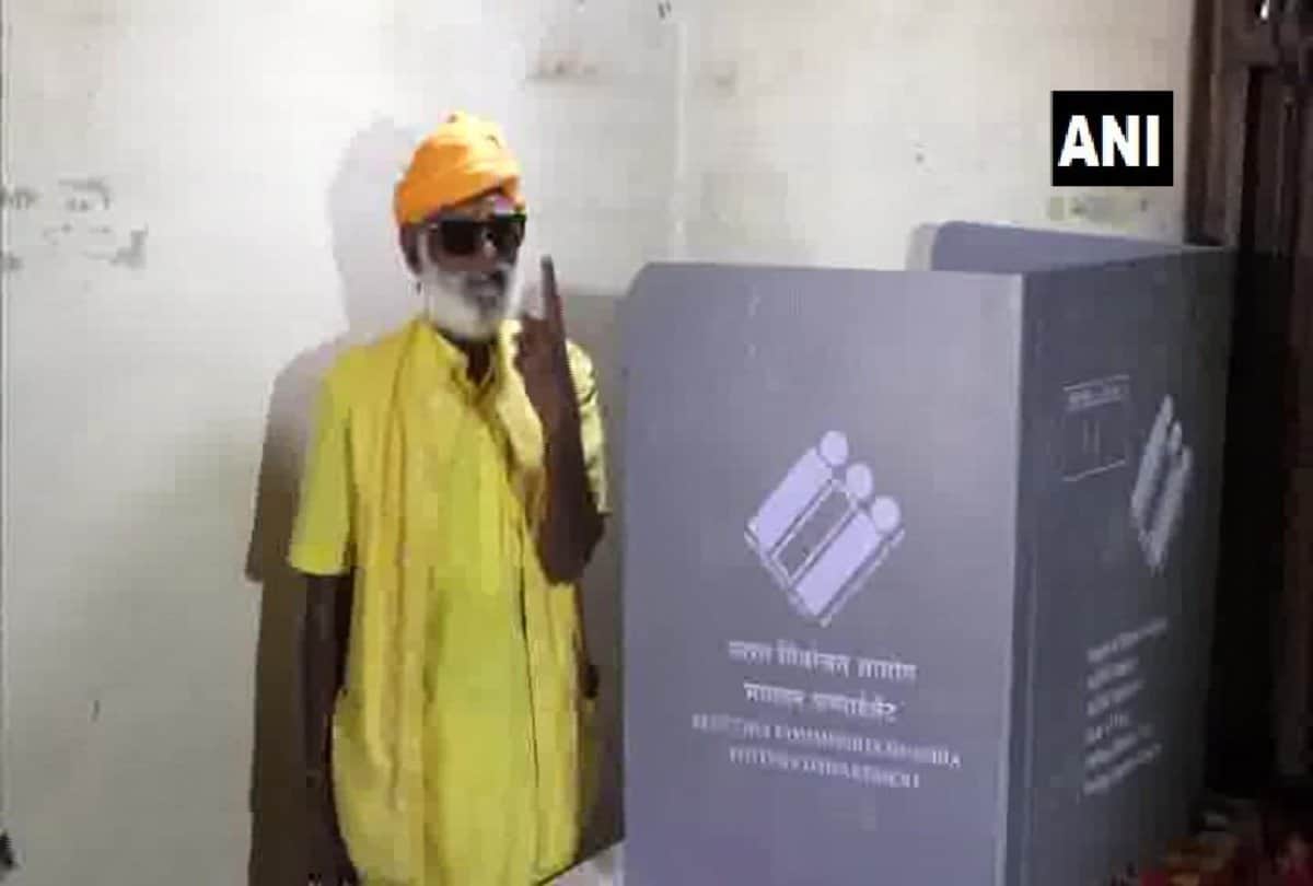 Lok Sabha Chunav 2019: People on polling booth shows different colours of Democracy across country