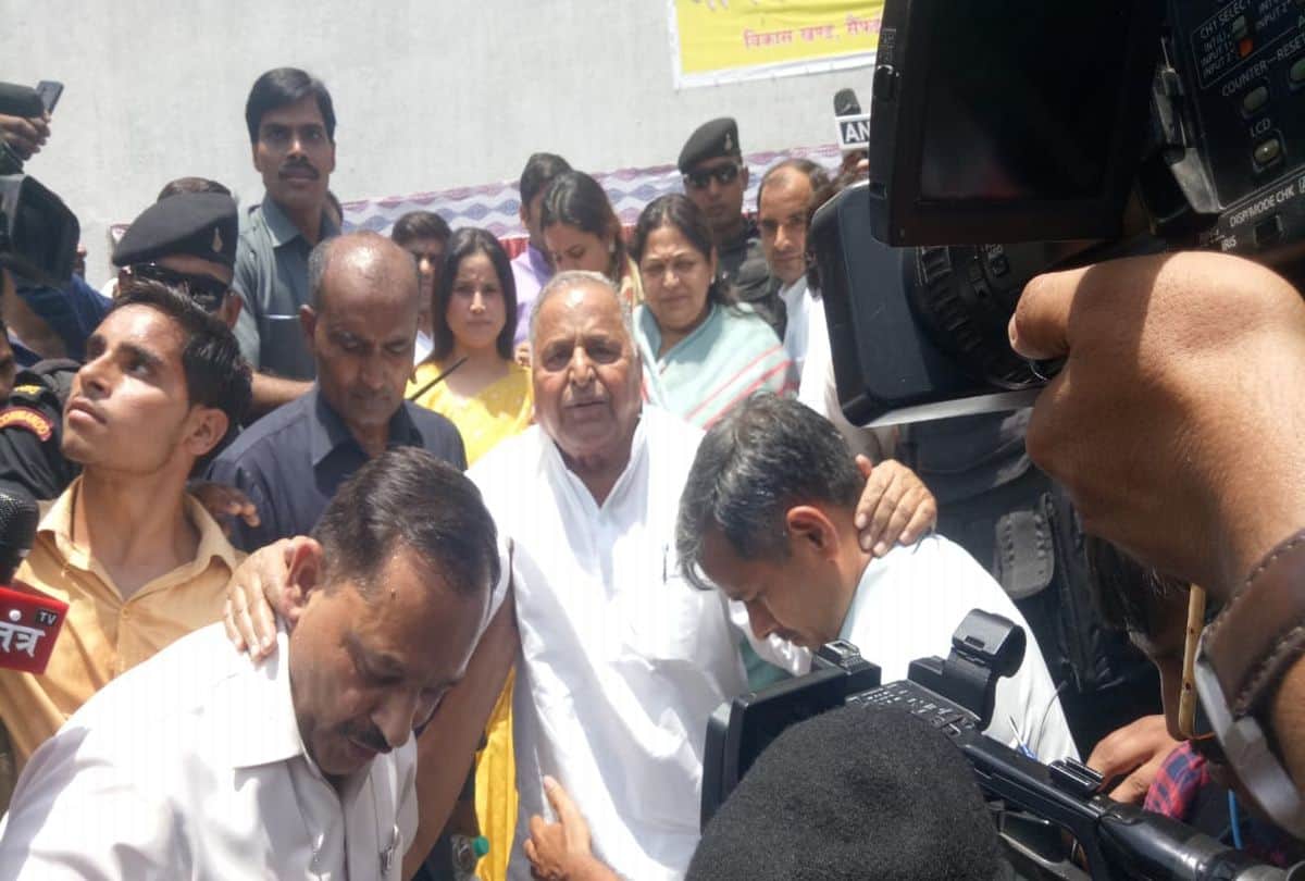 mainpuri Lok Sabha Election 2019 Live Voting mulayam family cast vote