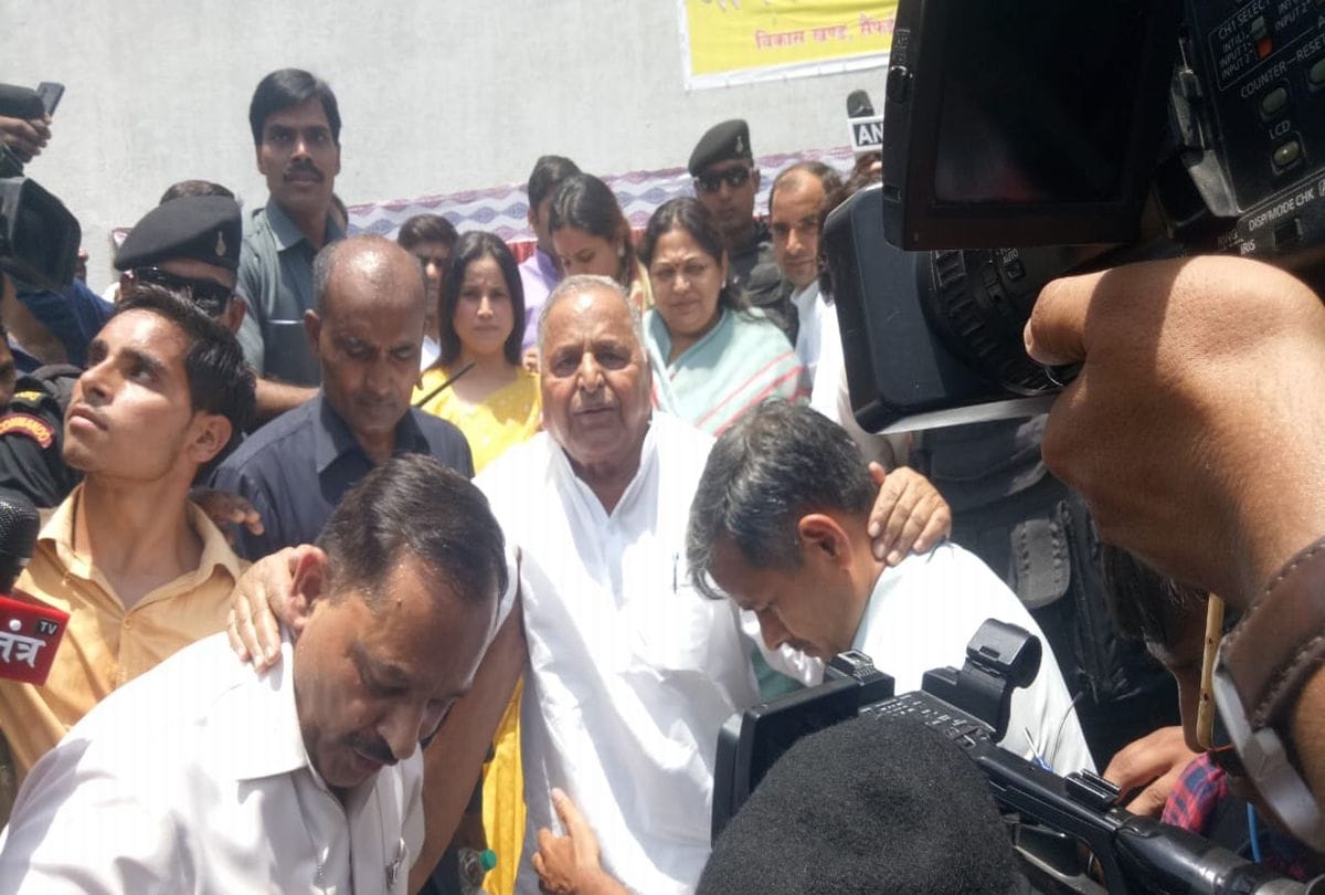 mainpuri Lok Sabha Election 2019 Live Voting mulayam family cast vote