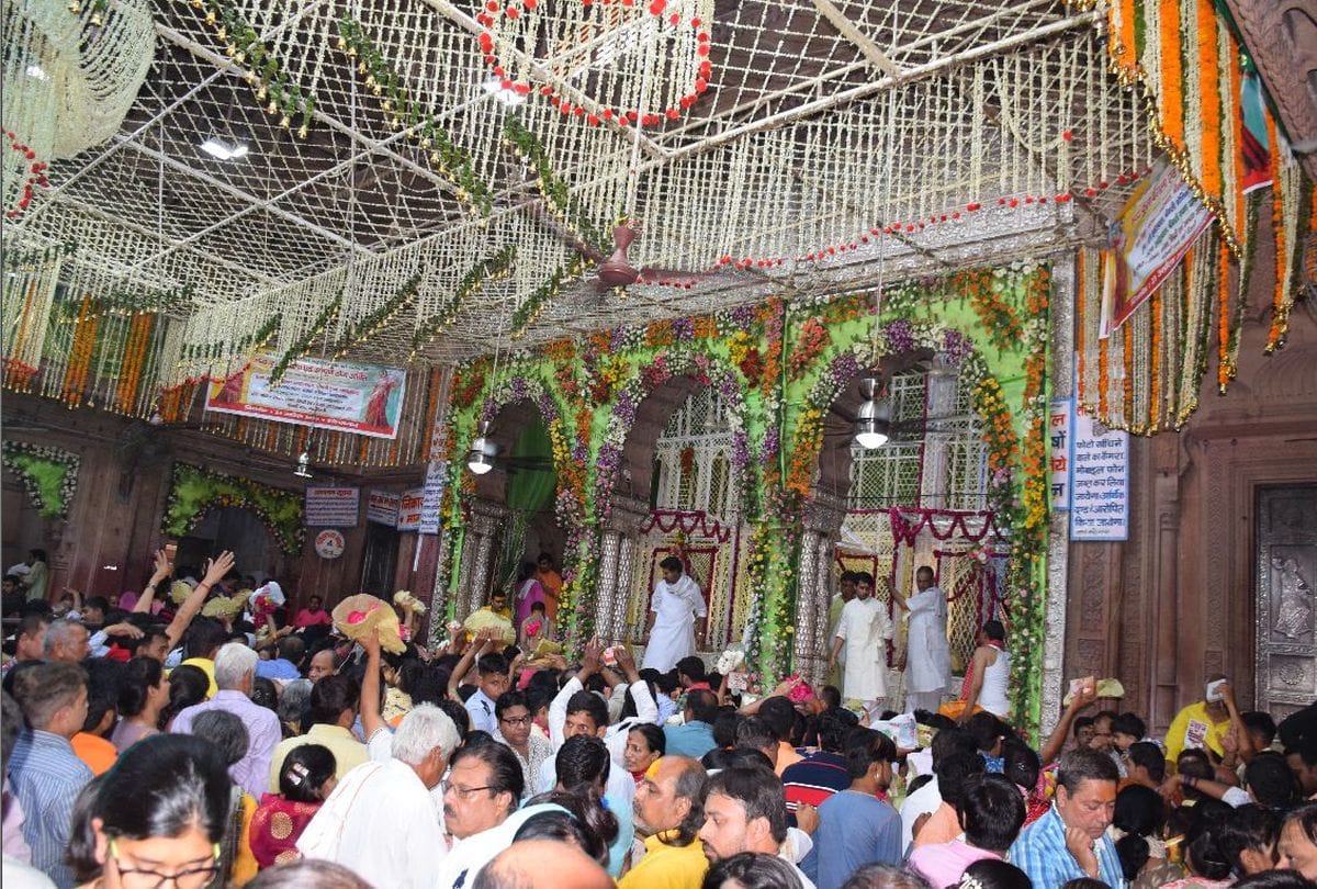 phool baithak of banke bihari temple vrindavan