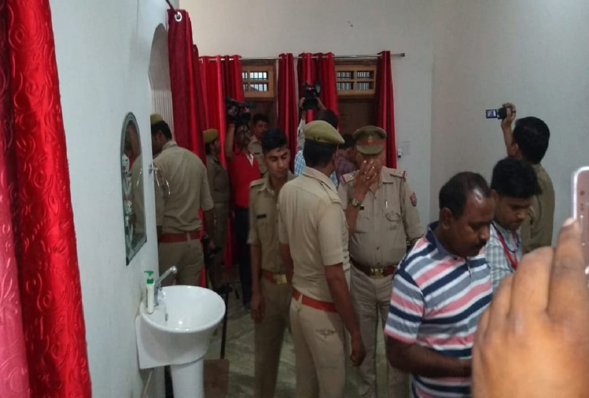 Lok Sabha Chunav 2019: Police raid on Swami Prasad Maurya Residence