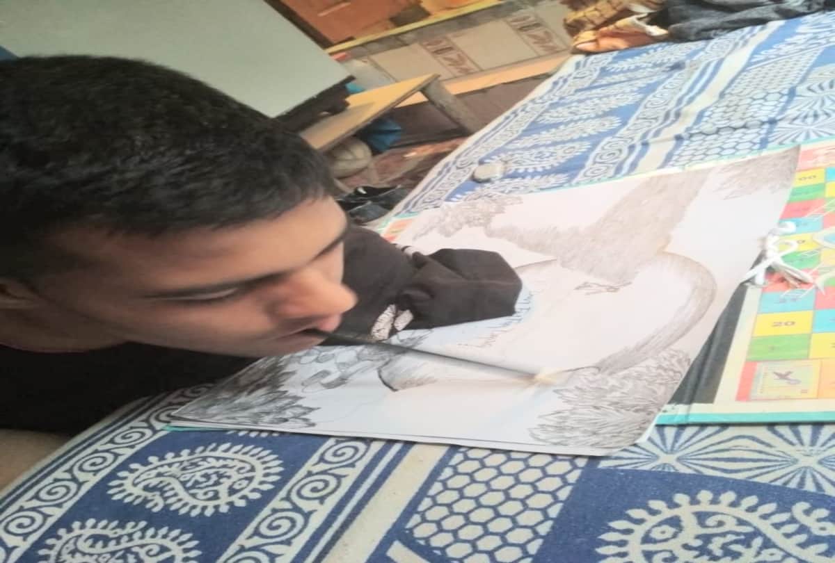 Divyang Rajat Kumar passed neet and gave exam through holding pen in mouth