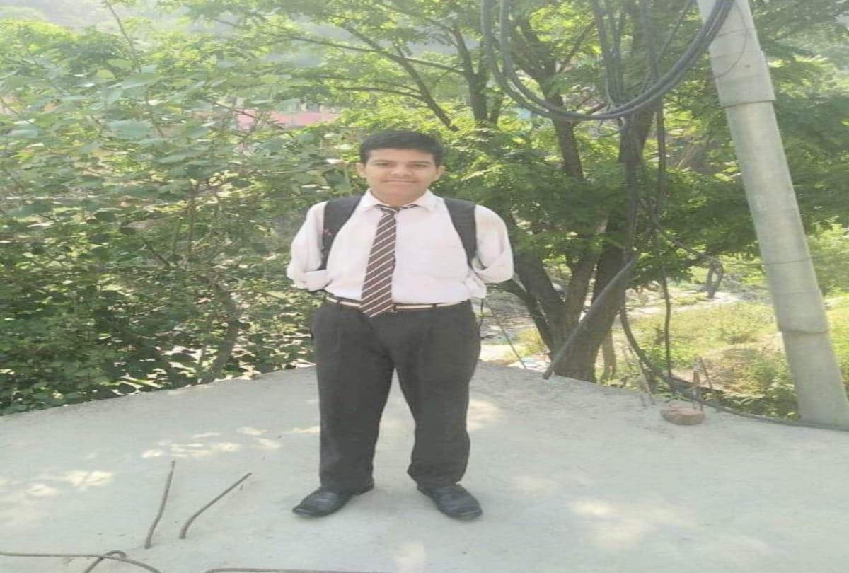 hpbose result 2019: student gave board exam by Holding pen with the mouth