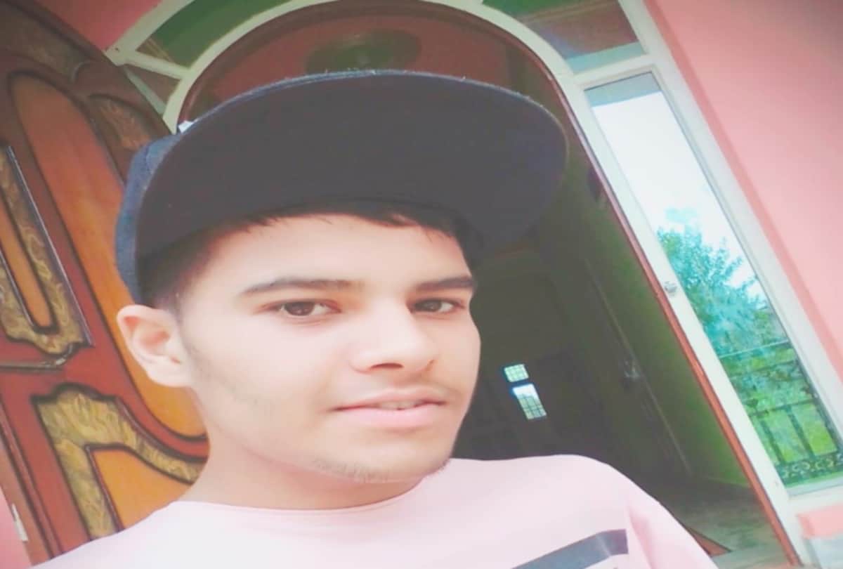Divyang Rajat Kumar passed neet and gave exam through holding pen in mouth