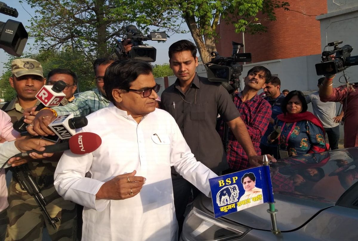 mainpuri Lok Sabha Election 2019 Live Voting mulayam family cast vote