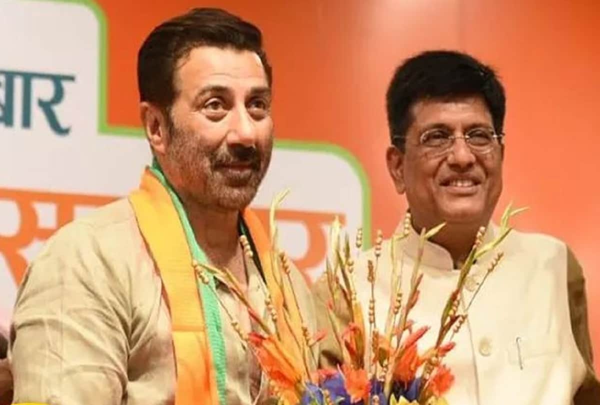 sunny deol is offered a handpump in election campaign