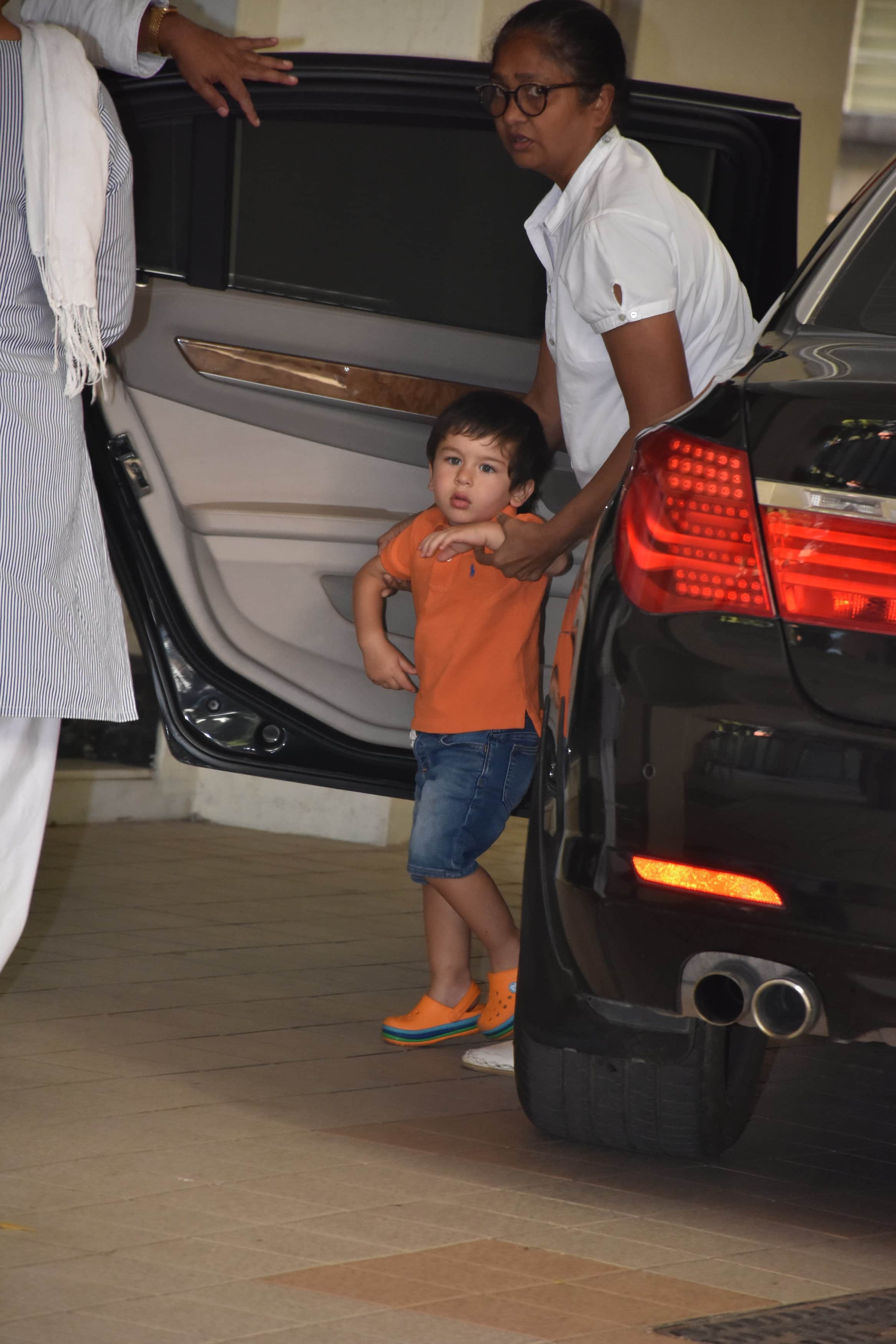 taimur ali khan weared kesariya colour t shirt in lok sabha election