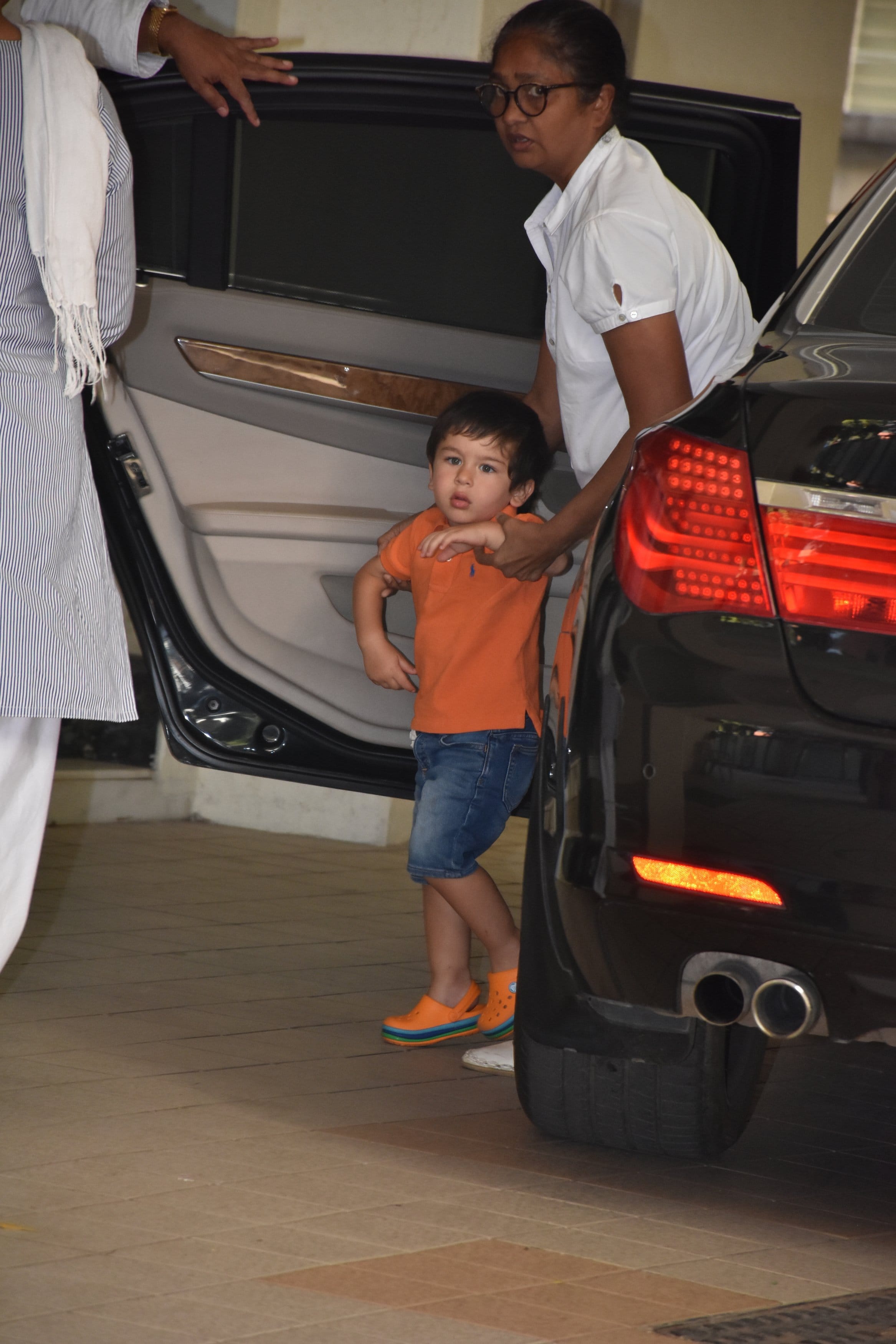 taimur ali khan weared kesariya colour t shirt in lok sabha election