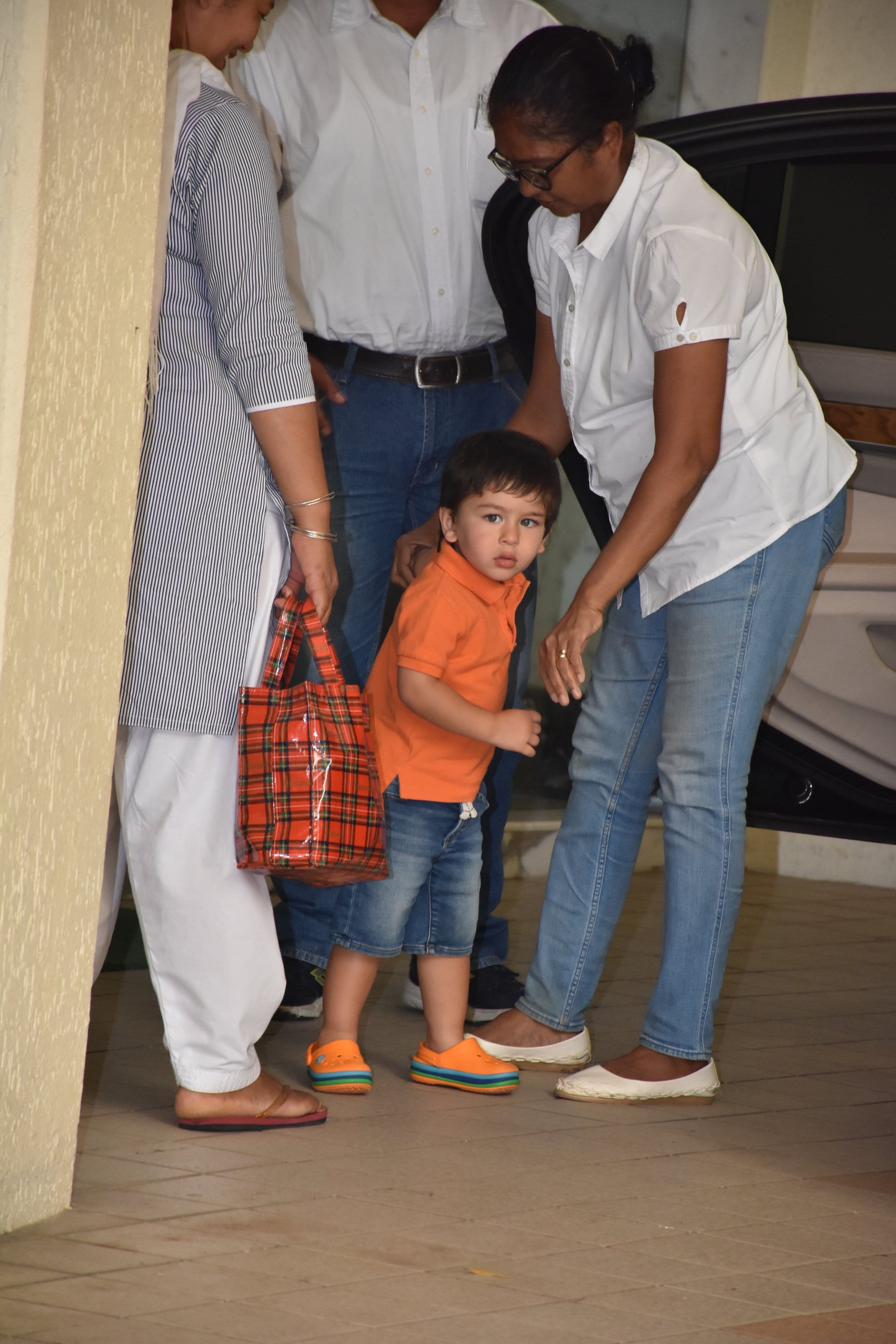 taimur ali khan weared kesariya colour t shirt in lok sabha election
