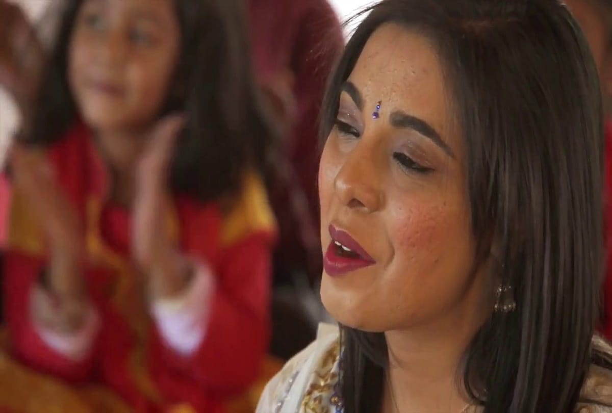 Singer of Indian origin sings Hanuman Chalisa on 6 tunes