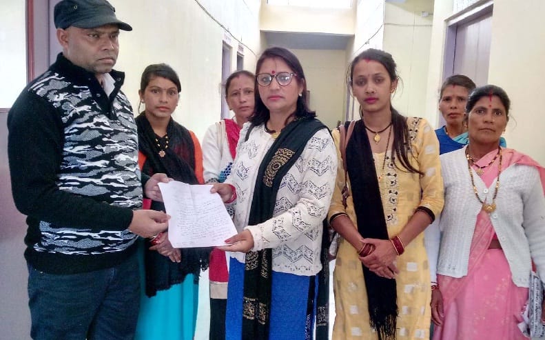 Women protested by arbitrary taxi rentals