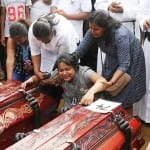 श्रीलंका में हुए धमाकों के बाद एक मार्मिक तस्वीर