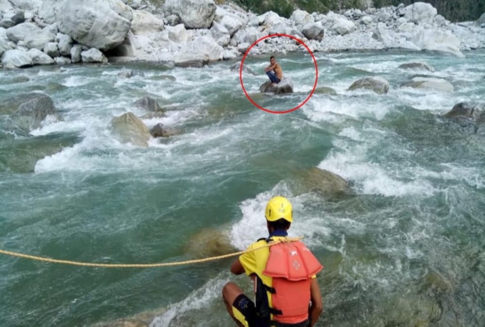 Sdrf Soldiers rescue Boy from Alaknanda river in gopeshwar photos