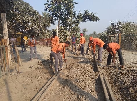 अप लाइन पर ब्लाक से ट्रेनों की स्पीड पर लगे ब्रेक