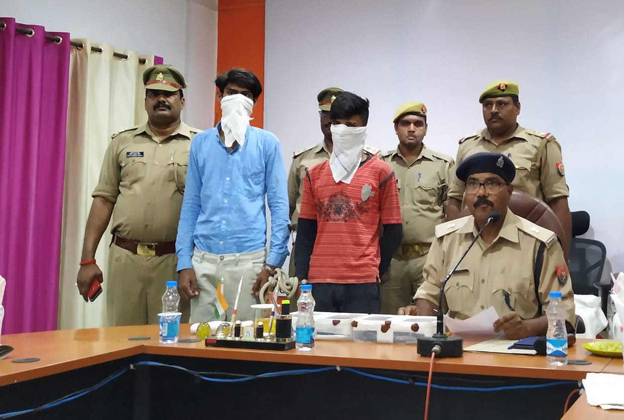पांच तमंचे के साथ दो युवक गिरफ्तार