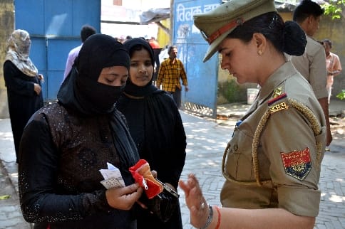 शिकायतें आई...बटन कहीं और दबा वोट कहीं और पड़े
