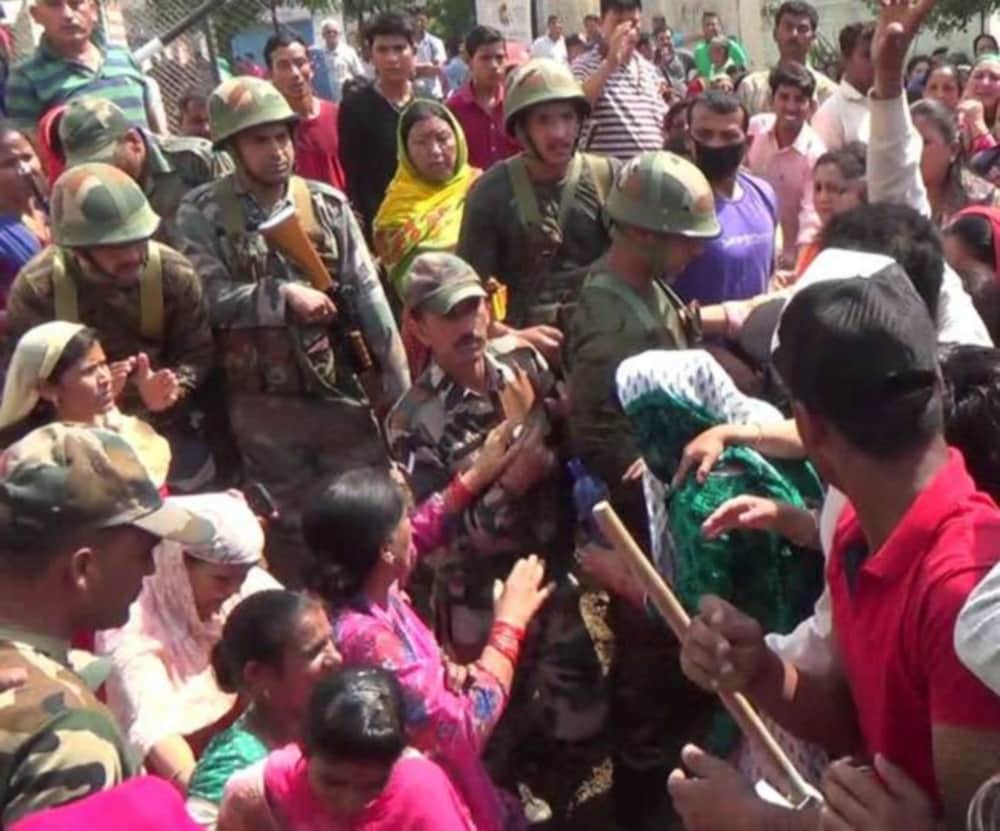 conflict between army and women at roorkee