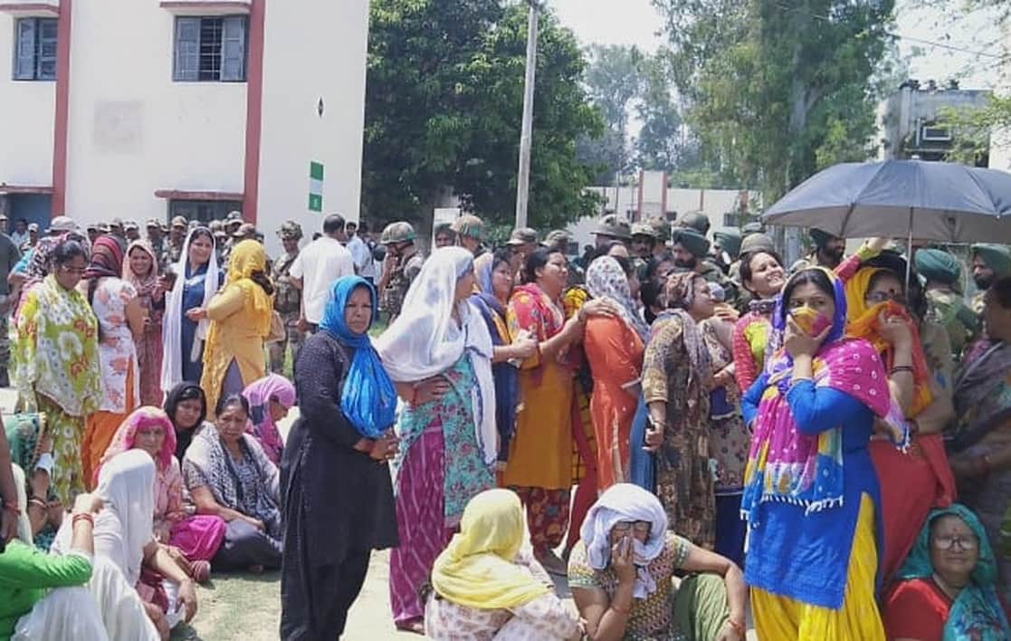 conflict between army and women at roorkee