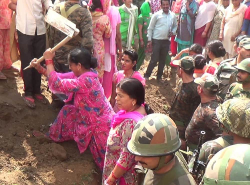 conflict between army and women at roorkee