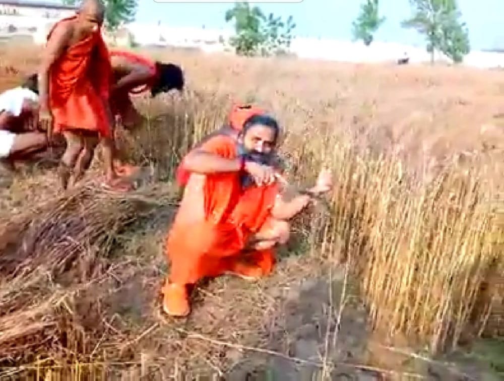 Baba Ramdev cut wheat crop very fast in haridwar