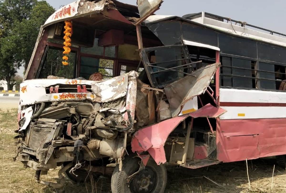 private bus collide with dcm in sultanpur half a derzon injured