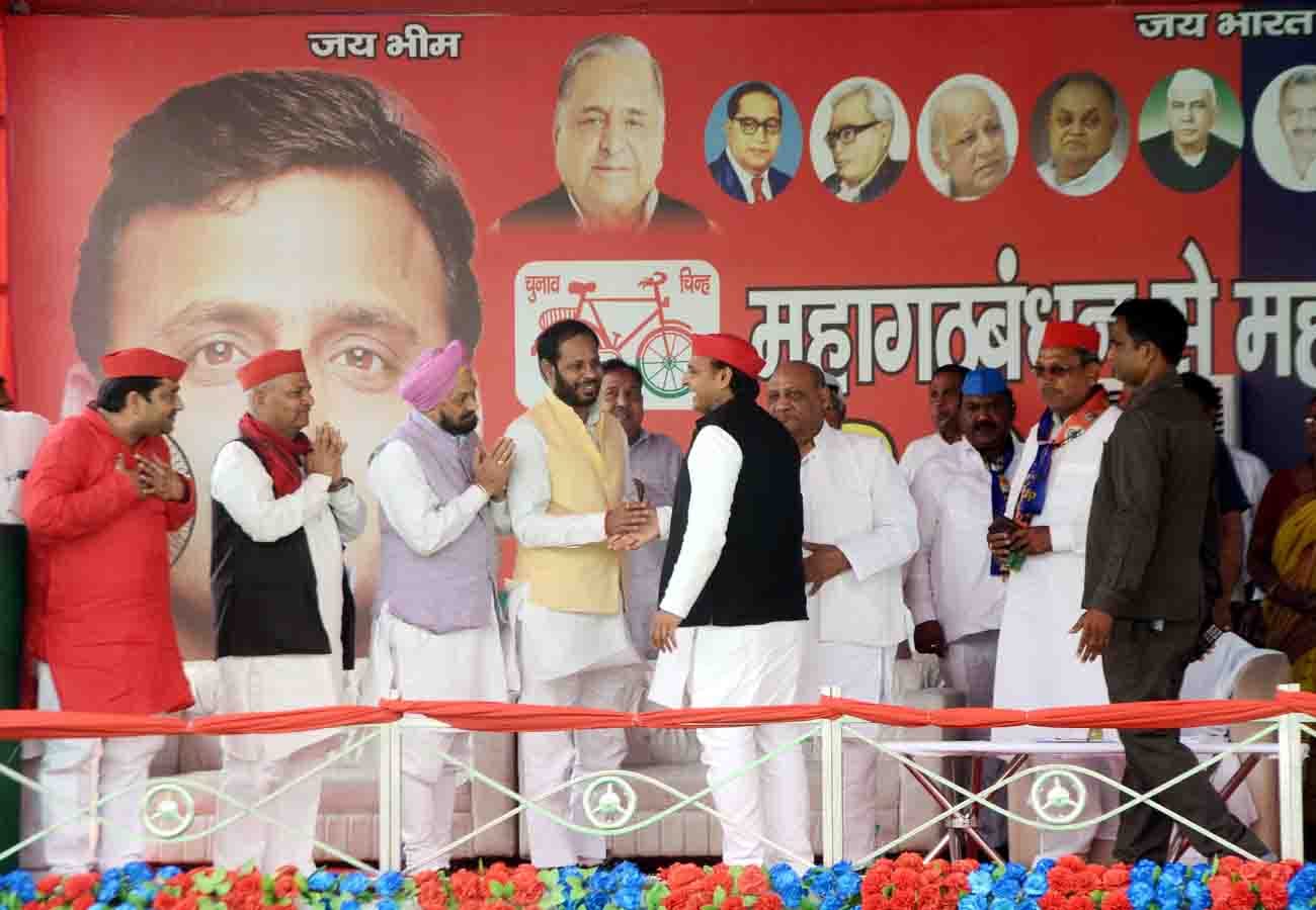 akhilesh yadav get angry to see Number of women in kanpur lok sabha election 2019