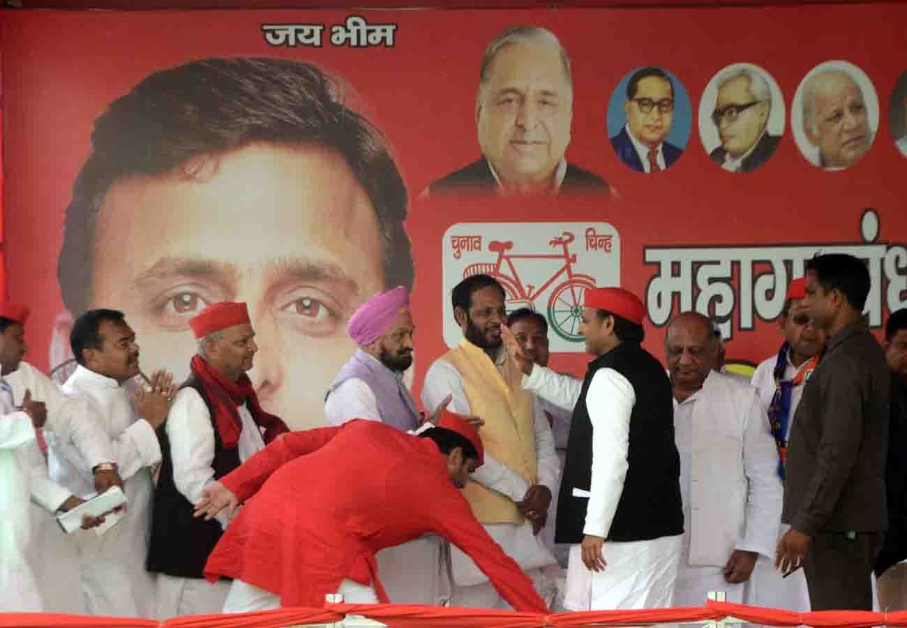 akhilesh yadav get angry to see Number of women in kanpur lok sabha election 2019