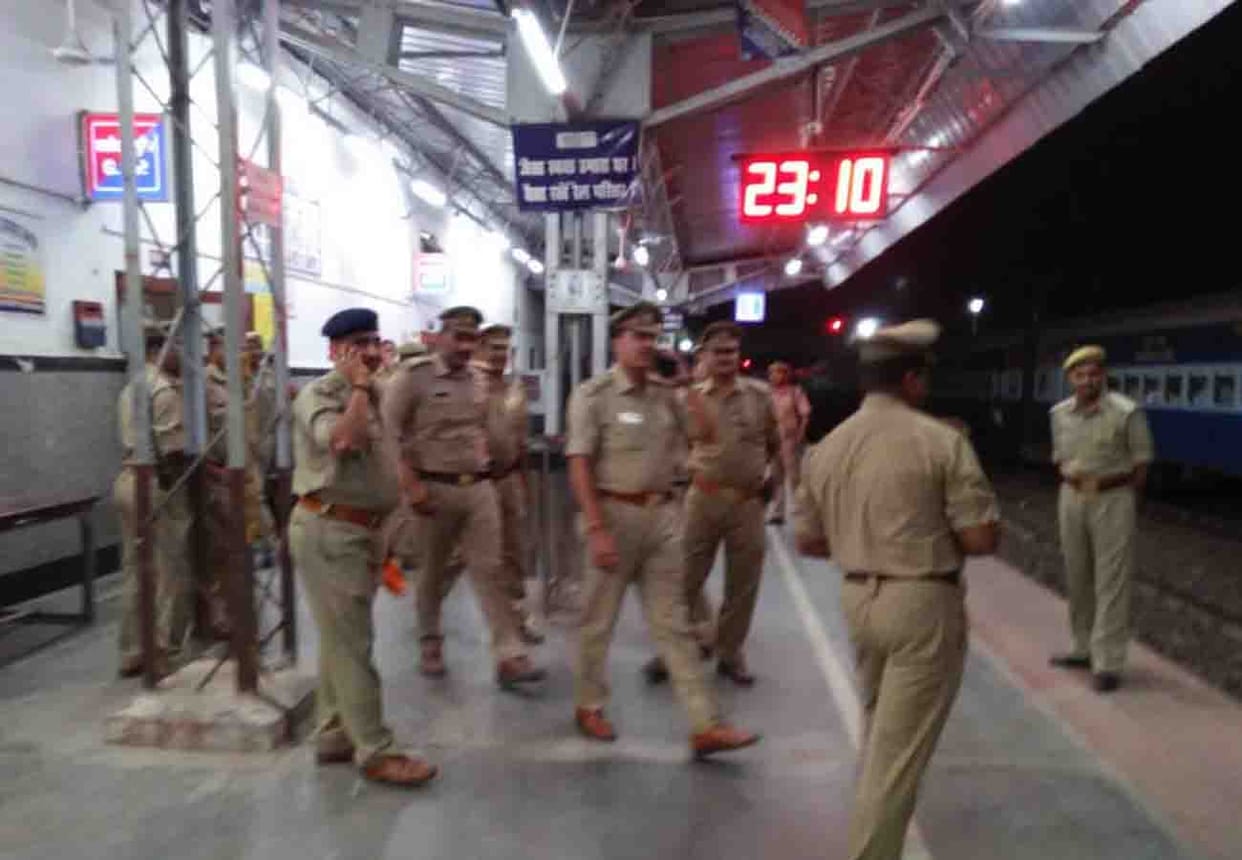 bomb's information in passenger train going to Kanpur from Prayagraj