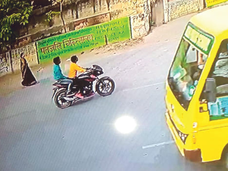 On a few steps from the police station, the bike riders screwed Chen Luti
