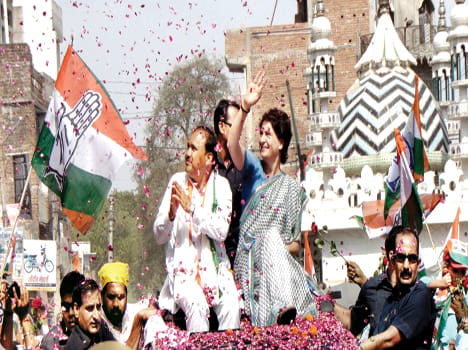 priyanka gaandhee ke rod sho mein jutee bhaaree bheed