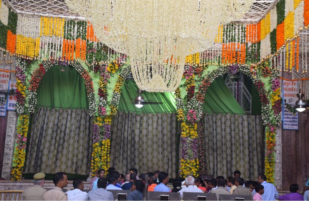 बांकेबिहारी की देख छटा, मेरौ मन है गयौ लटा-पटा...