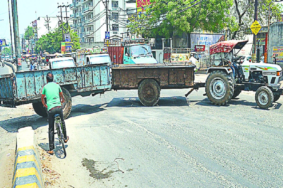 Dangerous vehicle inviting accidents on the roads of Meerut