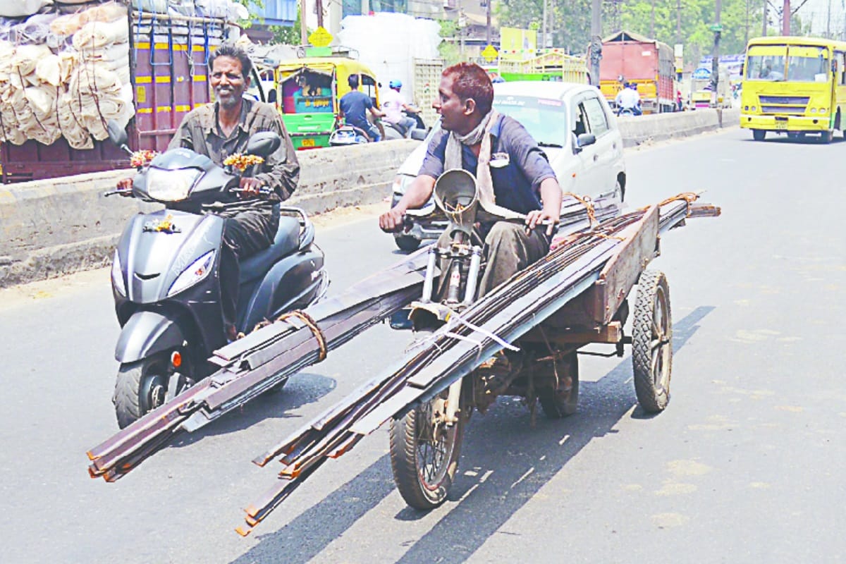 Dangerous vehicle inviting accidents on the roads of Meerut