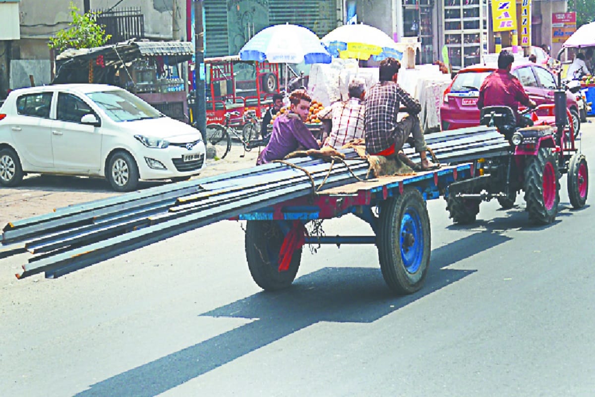 Dangerous vehicle inviting accidents on the roads of Meerut