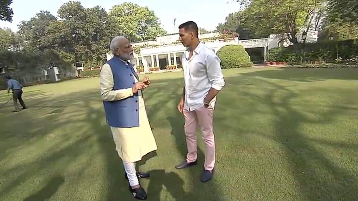 PM modi commented on akshay kumar wife twinkle khanna now she reply