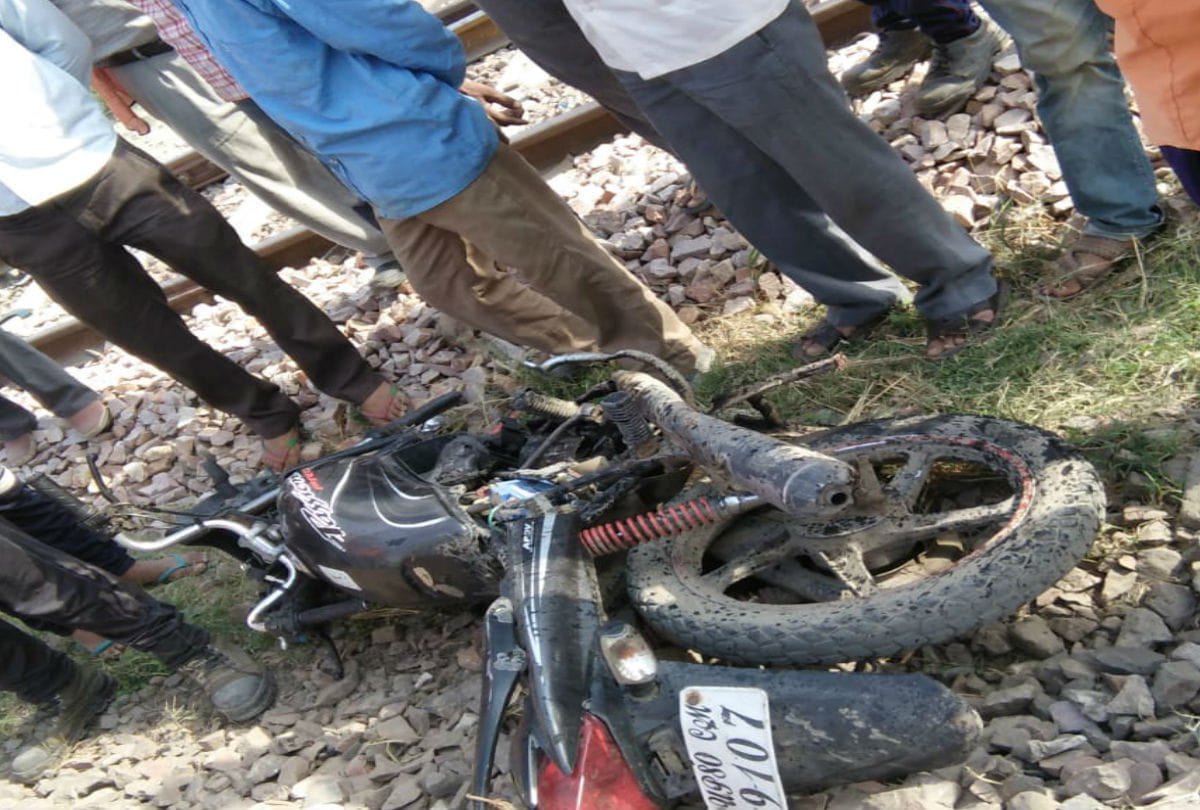 Bike collided with truck overtaking, death of two
