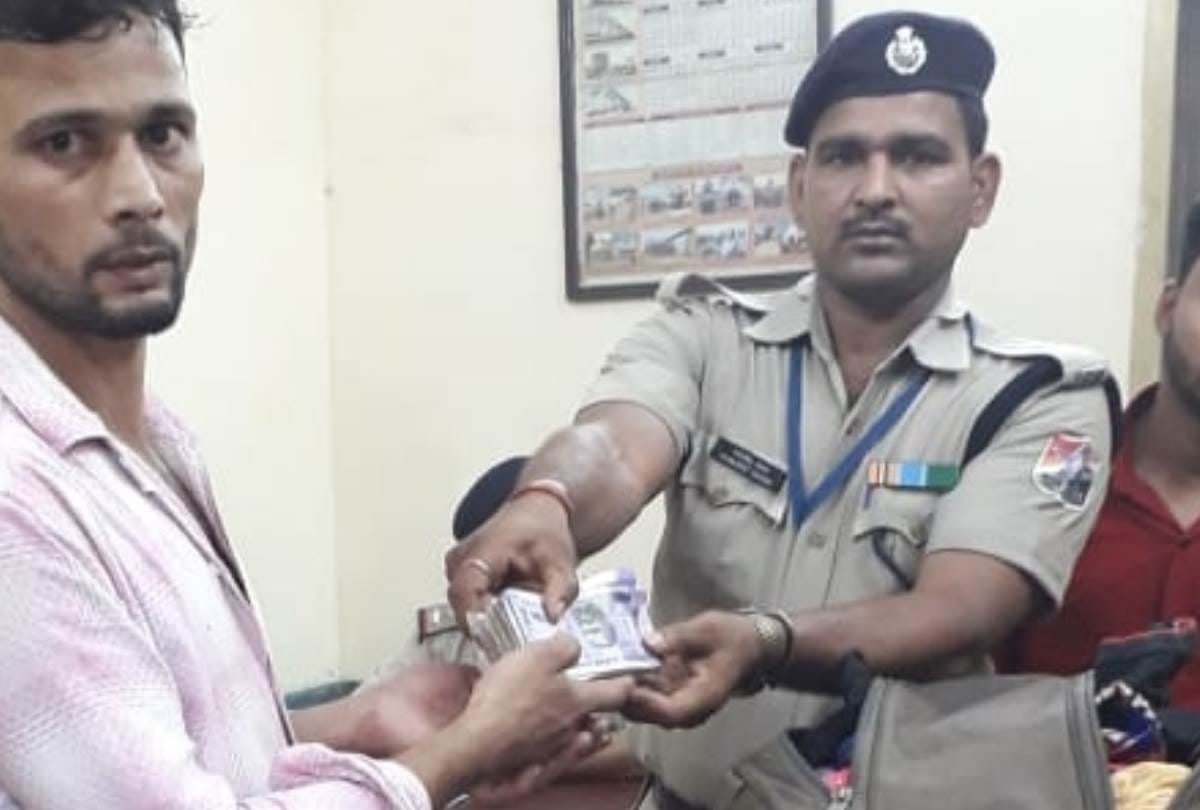 RPF Sipahi returned 40 thousand rupees to the passenger, which was missed in the train.