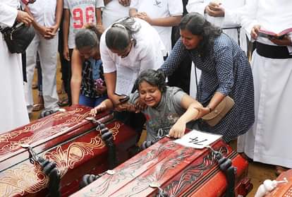 श्रीलंका में हुए धमाकों के बाद एक मार्मिक तस्वीर